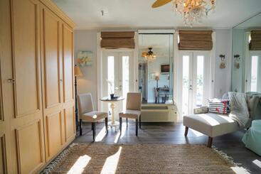 Palm Beach Historic Hotel With Juliette Balconies! 2 Blocks From Beach!