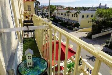 Palm Beach Historic Hotel With Juliette Balconies! 2 Blocks From Beach!