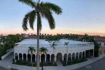 Palm Beach Historic Hotel With Juliette Balconies! 2 Blocks From Beach!