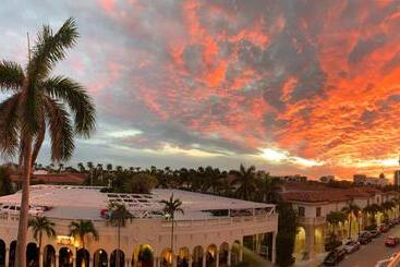Palm Beach Historic Hotel With Juliette Balconies! 2 Blocks From Beach!