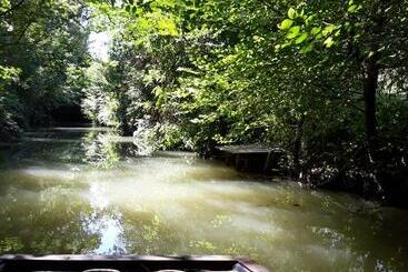 تختخواب و صبحانه Au Coeur Du Marais