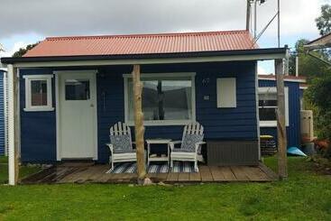 تختخواب و صبحانه The Artists Cottage   Absolute Waterfront