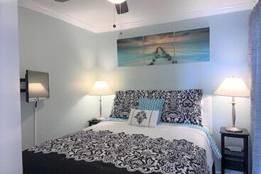 هتل آپارتمان Dockside Daze!