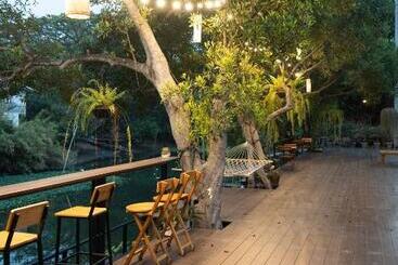 Отель Banmai87 Guest House บ้านไม้87 เกสต์เฮ้าส์