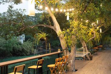 Отель Banmai87 Guest House บ้านไม้87 เกสต์เฮ้าส์