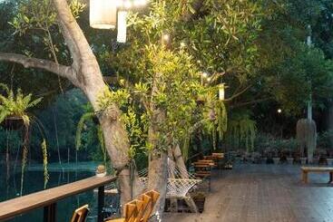 Отель Banmai87 Guest House บ้านไม้87 เกสต์เฮ้าส์
