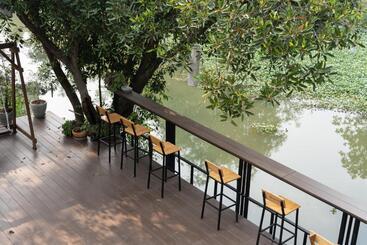 Отель Banmai87 Guest House บ้านไม้87 เกสต์เฮ้าส์