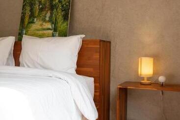 Отель Banmai87 Guest House บ้านไม้87 เกสต์เฮ้าส์