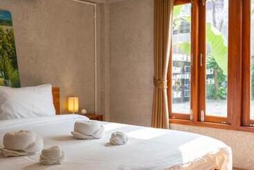 Отель Banmai87 Guest House บ้านไม้87 เกสต์เฮ้าส์