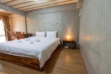 Отель Banmai87 Guest House บ้านไม้87 เกสต์เฮ้าส์