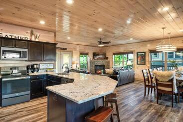 Holiday Special, Theater, Hot Tub, Game Room, 5mins To Dollywood