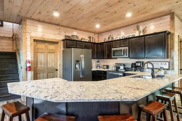 Holiday Special, Theater, Hot Tub, Game Room, 5mins To Dollywood