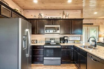 Holiday Special, Theater, Hot Tub, Game Room, 5mins To Dollywood