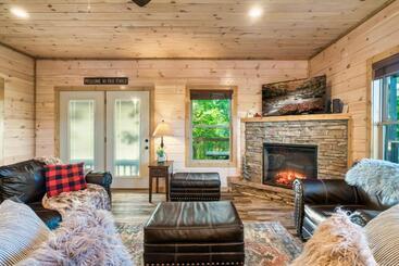 Holiday Special, Theater, Hot Tub, Game Room, 5mins To Dollywood