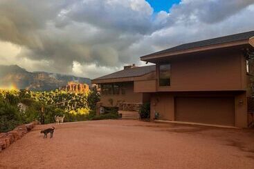 3 Acre Private Designer Villa Borders Forest Forever Views!