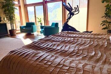 3 Acre Private Designer Villa Borders Forest Forever Views!