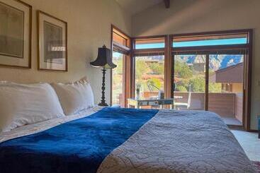 3 Acre Private Designer Villa Borders Forest Forever Views!