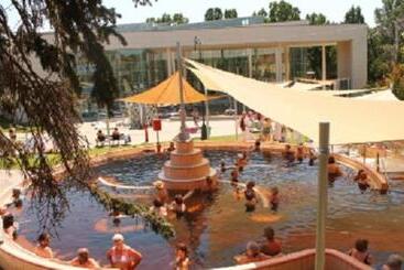 تختخواب و صبحانه Gyula Wellness Villa
