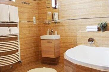 تختخواب و صبحانه Gyula Wellness Villa