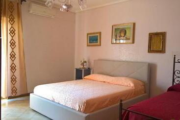 Suite Fronte Spiaggia   50m Dalla Spiaggia