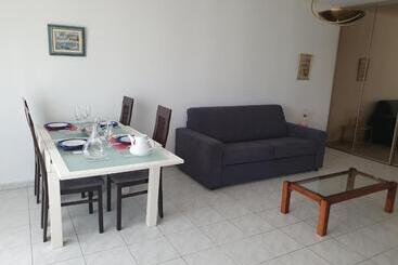 Royal Palm Juan Les Pins  Appartement 53m2 Avec Terrasse Ensolleillée 5e Dernier étage 200m De La Pl