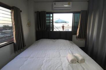 펜션 บ้านพรศรี Homestay