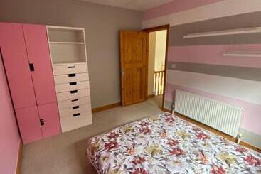 شقق خاصة سياحية Town Villa With Charming Garden, Bbq Area & Sleeps 6