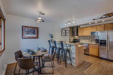 1038  Modern Townhome Close To The Slopes