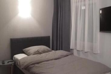 Motel Q   Das Kleine Stadt