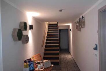 Motel Q   Das Kleine Stadt