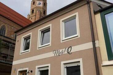 Motel Q   Das Kleine Stadt