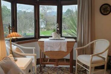 پانسیون Cabins On Tudor Bed & Breakfast