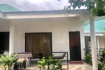 پانسیون Paguia’s Cottages