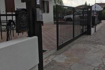 پانسیون Sg Rooms   Casa Laura