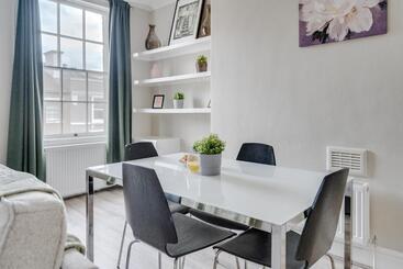 Rodney Street Townhouse & Apartments, Central & Stylish