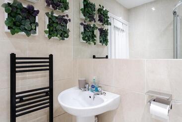 Rodney Street Townhouse & Apartments, Central & Stylish