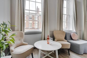 Rodney Street Townhouse & Apartments, Central & Stylish