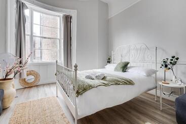 Rodney Street Townhouse & Apartments, Central & Stylish