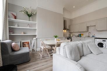 Rodney Street Townhouse & Apartments, Central & Stylish