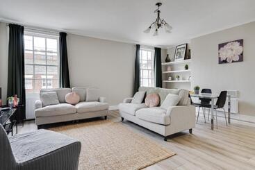 Rodney Street Townhouse & Apartments, Central & Stylish