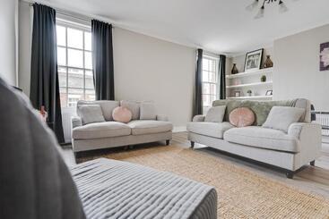 Rodney Street Townhouse & Apartments, Central & Stylish