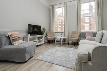 Rodney Street Townhouse & Apartments, Central & Stylish