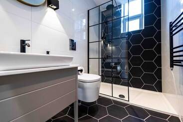 The Luxury Penthouse By Sasco Apartments