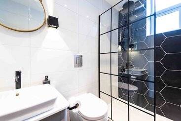 The Luxury Penthouse By Sasco Apartments