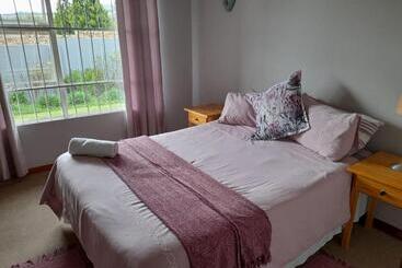 تختخواب و صبحانه Platberg Self Catering