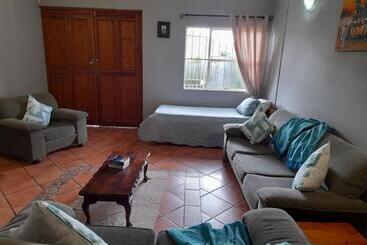 تختخواب و صبحانه Platberg Self Catering