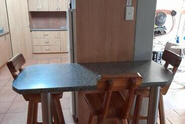 تختخواب و صبحانه Platberg Self Catering