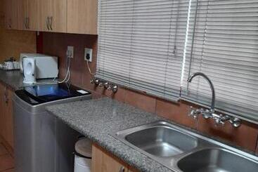 تختخواب و صبحانه Platberg Self Catering