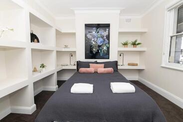 דירות לתיירים Mcnamara Lane Large Cbd Home Freshly Renovated 7 Smart Tv S Sleeps 11