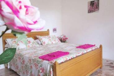 تختخواب و صبحانه Affittacamere Delle Rose